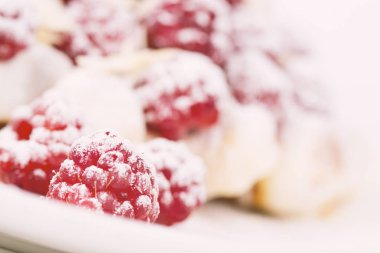 Waffle ahududu ile pudra şekeri toz