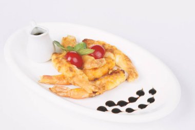Asya yemekleri. Beyaz bir tabak içinde breading içinde Seafood.shrimp