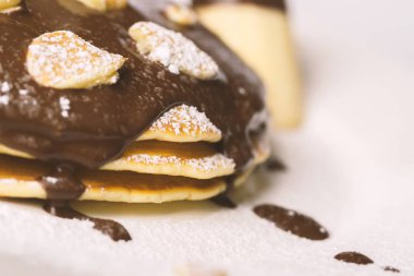 çikolata ve beyaz arka planda ahududu ile gözleme