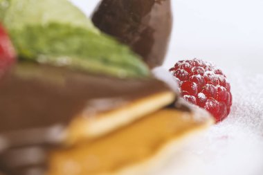 çikolata ve beyaz arka planda ahududu ile gözleme