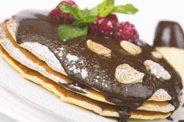 çikolata ve beyaz arka planda ahududu ile gözleme