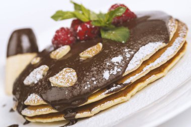 çikolata ve beyaz arka planda ahududu ile gözleme