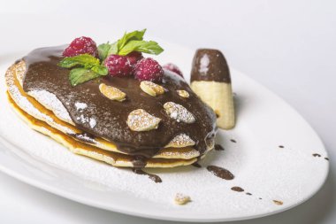 çikolata ve beyaz arka planda ahududu ile gözleme