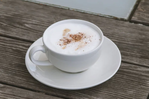 Ahşap Bir Masa Üzerinde Beyaz Bir Fincan Cappuccino Kahve — Stok fotoğraf
