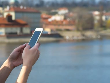 telefon açık Avrupa şehirde kullanan genç kadın