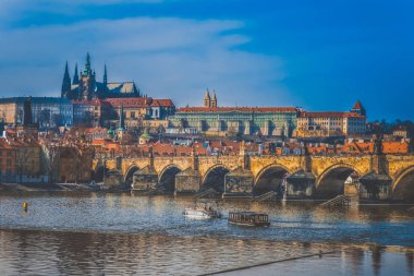 Prag 'daki Charles Köprüsü, yaz günü..