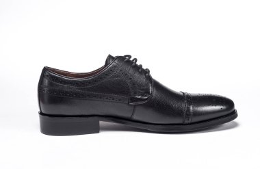 Beyaz arka plan üzerinde izole erkek klasik siyah deri ayakkabı