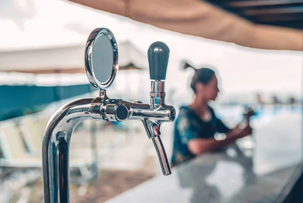 Bier Kraan Bij Strand Bar Close Van Bier Apparatuur — Stockfoto