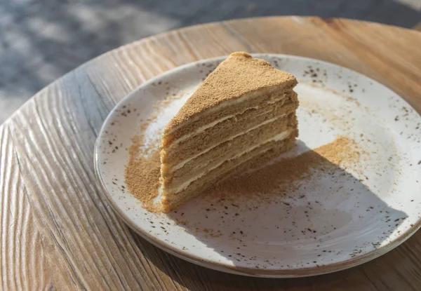 Pezzo di torta sul tavolo di legno nel caffè — Foto Stock