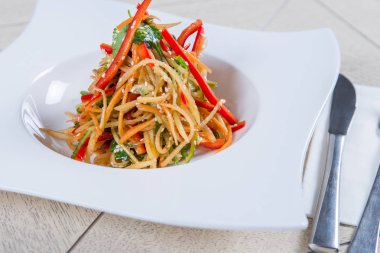 Vejetaryen biber ve ahşap masa üzerinde havuç salatası