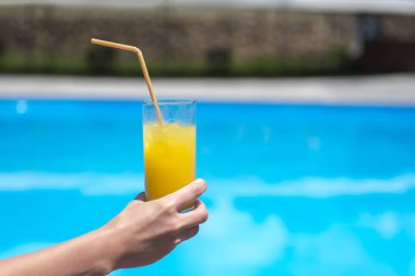 bardak taze portakal veya ananas suyu havuz tarafından