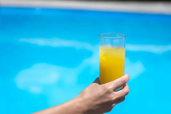 Vidro Suco Laranja Abacaxi Fresco Beira Piscina — Fotografia de Stock