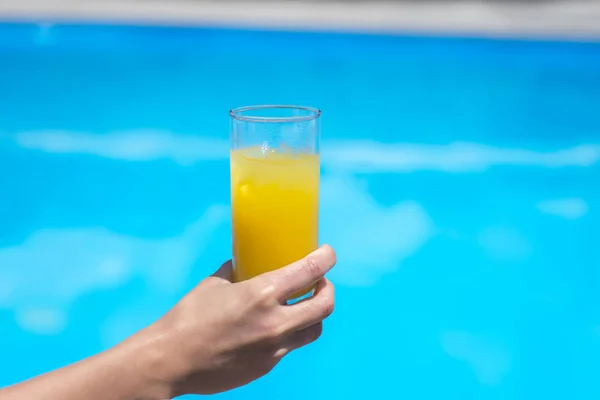 Vidro Suco Laranja Abacaxi Fresco Beira Piscina — Fotografia de Stock