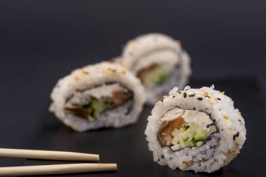 Suşi restoranında Japon gıda rulo. California suşi roll se