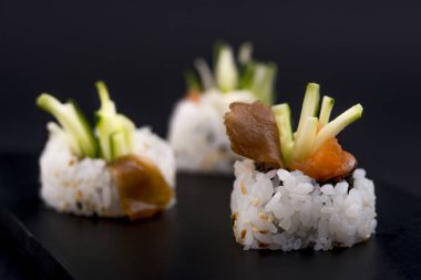 Suşi restoranında Japon gıda rulo. Philadelphia Hosomaki rulo somon kümesiyle, sebze, uçan balık roe ve havyar kapat.