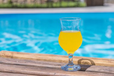 bardak taze portakal veya ananas suyu havuz tarafından