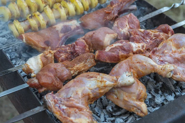 Schweine Und Hühnerfleisch Und Kartoffeln Spieß Auf Dem Grill Rauch — Stockfoto