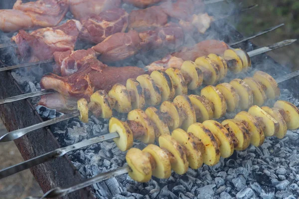 Schweine Und Hühnerfleisch Und Kartoffeln Spieß Auf Dem Grill Rauch — Stockfoto