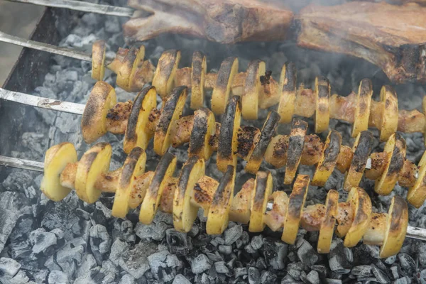 Schweine Und Hühnerfleisch Und Kartoffeln Spieß Auf Dem Grill Rauch — Stockfoto