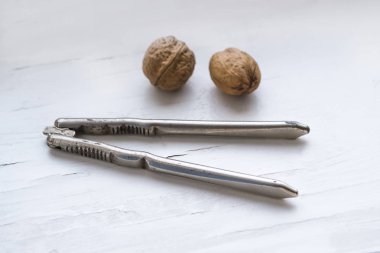 İki ceviz ve beyaz bir arka plan üzerinde vintage Fındıkkıran