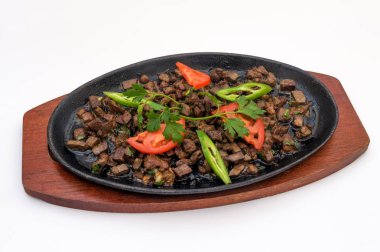 Bir demir plaka üzerinde kızarmış et parçaları. Asya mutfağı