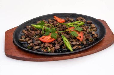 Bir demir plaka üzerinde kızarmış et parçaları. Asya mutfağı