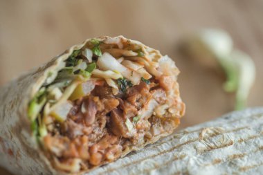 shawarma sandviç, Hünkar, gyro ahşap bir masa üzerinde