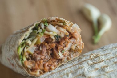 shawarma sandviç, Hünkar, gyro ahşap bir masa üzerinde