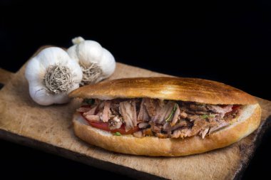 Döner kebap Gyros Shawarma sığır eti veya tavuk ahşap arka plan üzerine şal sandviç pide ekmek rulo