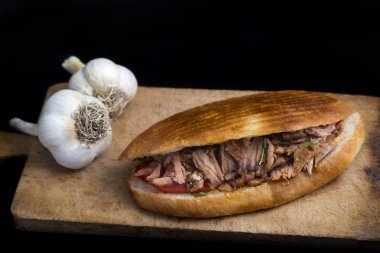 Döner kebap Gyros Shawarma sığır eti veya tavuk ahşap arka plan üzerine şal sandviç pide ekmek rulo