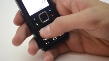 kişinin cep telefonundaki arama numarasını ele. beyaz arka planda