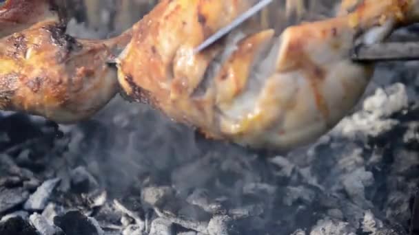 Mann Grillte Hühnerspieße Auf Dem Grill — Stockvideo