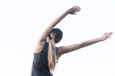 Kadın jimnastik yapıyor. Arkadan görüntülemek