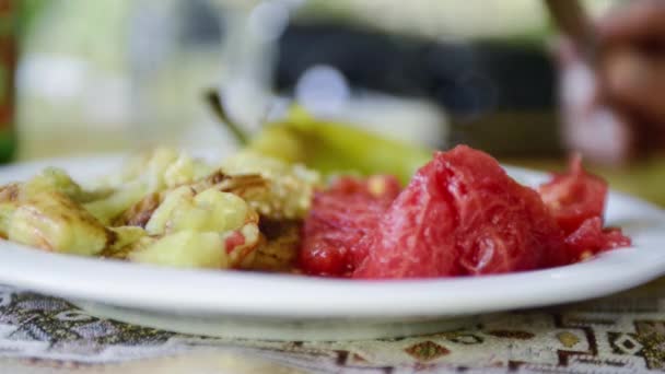 Personne Mange Des Légumes Grillés Avec Fourchette Couteau — Video