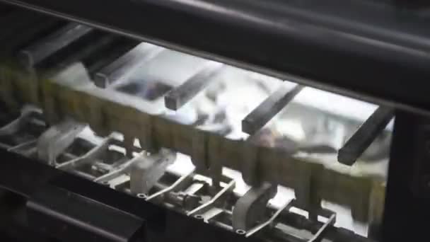 Druckereifabrik Zeitschriftendruck Einem Werk Auf Einer Druckereimaschine Gedruckte Zeitung — Stockvideo