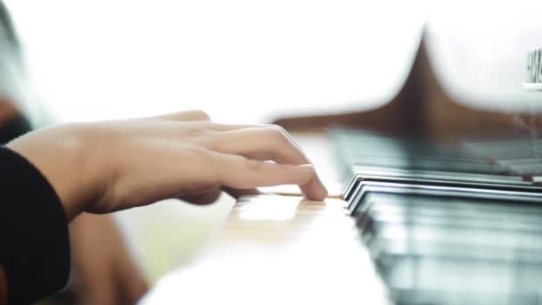 教孩子弹钢琴的女人 — 图库视频影像