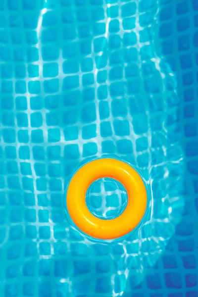 Yellow Inflatable Ring Floating Swimming Pool Sunny Day Top View — Stock Photo, Image