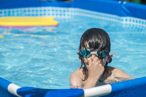 プールで遊んでる可愛い男の子 — ストック写真