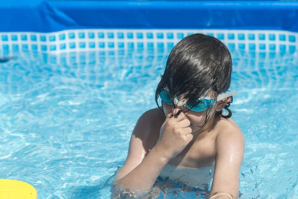 プールで遊んでる可愛い男の子 — ストック写真