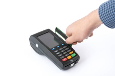 Terminalin önünde beyaz arka planda bir kredi kartı tutuyor..