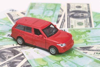kırmızı araba ve para, Euro ve dolar. Sigorta konsepti