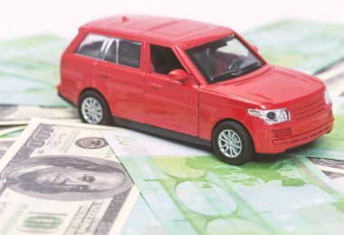 kırmızı araba ve para, Euro ve dolar. Sigorta konsepti