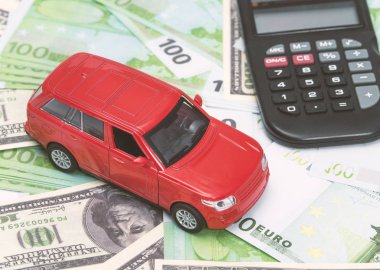 kırmızı araba ve para, Euro ve dolar. Sigorta konsepti