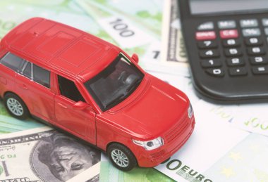 kırmızı araba ve para, Euro ve dolar. Sigorta konsepti