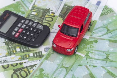 kırmızı araba ve para, Euro ve dolar. Sigorta konsepti