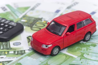 kırmızı araba ve para, Euro ve dolar. Sigorta konsepti