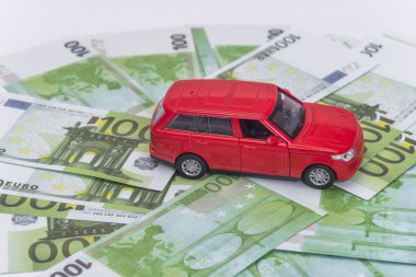kırmızı araba ve para, Euro ve dolar. Sigorta konsepti
