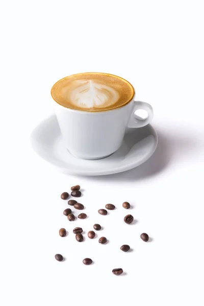 Café y granos de café sobre un fondo blanco — Foto de Stock