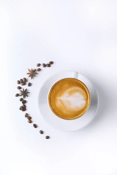 Кава і зерна кави на білому тлі — стокове фото