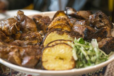 Lezzetli domuz eti ve kuzu barbekü ızgara patates, oni ile servis